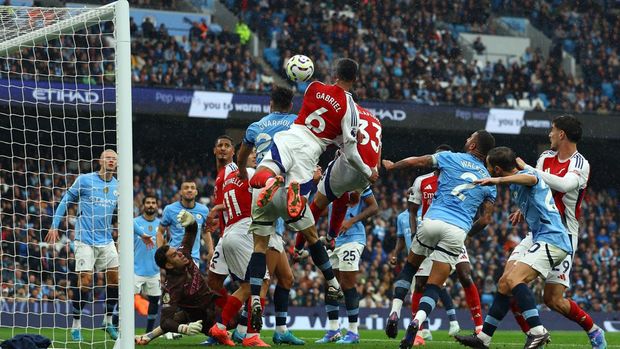 Soccer Football - Premier League - Manchester City v Arsenal - Etihad Stadium, Manchester, Britain - September 22, 2024 Arsenal's Gabriel Magalhaes scores their second goal REUTERS/Molly Darlington EDITORIAL USE ONLY. NO USE WITH UNAUTHORIZED AUDIO, VIDEO, DATA, FIXTURE LISTS, CLUB/LEAGUE LOGOS OR 'LIVE' SERVICES. ONLINE IN-MATCH USE LIMITED TO 120 IMAGES, NO VIDEO EMULATION. NO USE IN BETTING, GAMES OR SINGLE CLUB/LEAGUE/PLAYER PUBLICATIONS. PLEASE CONTACT YOUR ACCOUNT REPRESENTATIVE FOR FURTHER DETAILS..