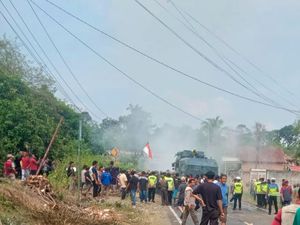 Diduga Pendukung HBA-Heny Gelar Aksi Bakar Ban di Jalinteng Sumatera Diduga Pendukung HBA-Heny Gelar Aksi Bakar Ban di Jalinteng Sumatera