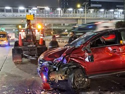 Mobil Tabrak Pembatas Busway di Slipi Jakbar hingga Ringsek
