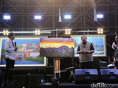 Momen SBY Melukis di Panggung Pestapora 2024