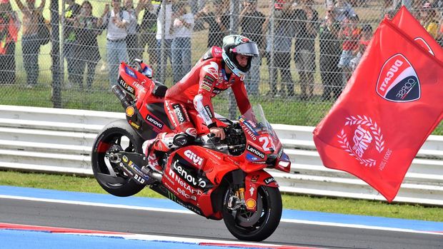 MotoGP - Emilia-Romagna Grand Prix - Misano World Circuit Marco Simoncelli, Misano Adriatico, Italy - September 22, 2024 Ducati Lenovo Team's Enea Bastianini celebrates after winning the MotoGP race REUTERS/Jennifer Lorenzini