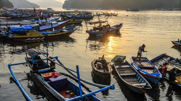 Potret Nelayan Melaut di Perairan Sendangbiru