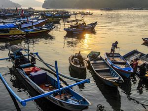 Potret Nelayan Melaut di Perairan Sendangbiru