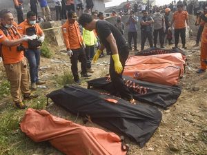 Basarnas Sisir Kali Bekasi Sampai Jam 5 Sore, Pastikan Ada-Tidaknya Mayat Lain Basarnas Sisir Kali Bekasi Sampai Jam 5 Sore, Pastikan Ada-Tidaknya Mayat Lain