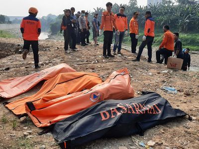Tujuh Jenazah Mengambang di Kali Bekasi Dievakuasi