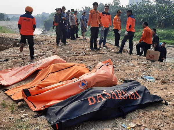 Tujuh Jenazah Mengambang di Kali Bekasi Dievakuasi