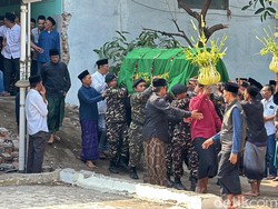 Isak Tangis Ribuan Jemaah Antarkan Gus Lik ke Peristirahatan Terakhir