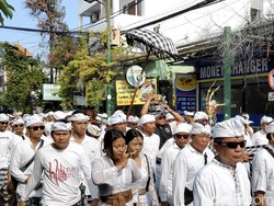 Warga Kuta Gelar Upacara Penyucian Pelawatan Barong Banjar Pande Mas