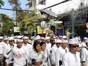 Warga Kuta Gelar Upacara Penyucian Pelawatan Barong Banjar Pande Mas Warga Kuta Gelar Upacara Penyucian Pelawatan Barong Banjar Pande Mas