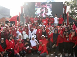 Hadiri Senam Cinta Tanah Air di Surabaya, Risma Motivasi Warga Berwirausaha