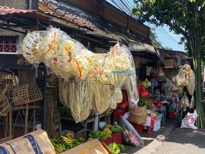Pedagang di Karangasem Bisa Kantongi Rp 3 Juta Sehari dari Jual Hiasan Penjor Pedagang di Karangasem Bisa Kantongi Rp 3 Juta Sehari dari Jual Hiasan Penjor