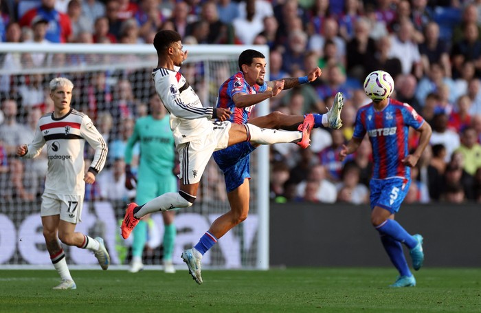 Soccer Football - Premier League - Crystal Palace v Manchester United - Selhurst Park, London, Britain - September 21, 2024 Manchester Uniteds Amad Diallo in action with Crystal Palaces Daniel Munoz REUTERS/Ian Walton EDITORIAL USE ONLY. NO USE WITH UNAUTHORIZED AUDIO, VIDEO, DATA, FIXTURE LISTS, CLUB/LEAGUE LOGOS OR LIVE SERVICES. ONLINE IN-MATCH USE LIMITED TO 120 IMAGES, NO VIDEO EMULATION. NO USE IN BETTING, GAMES OR SINGLE CLUB/LEAGUE/PLAYER PUBLICATIONS. PLEASE CONTACT YOUR ACCOUNT REPRESENTATIVE FOR FURTHER DETAILS..