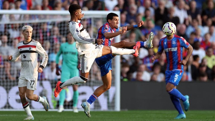 Soccer Football - Premier League - Crystal Palace v Manchester United - Selhurst Park, London, Britain - September 21, 2024 Manchester Uniteds Amad Diallo in action with Crystal Palaces Daniel Munoz REUTERS/Ian Walton EDITORIAL USE ONLY. NO USE WITH UNAUTHORIZED AUDIO, VIDEO, DATA, FIXTURE LISTS, CLUB/LEAGUE LOGOS OR LIVE SERVICES. ONLINE IN-MATCH USE LIMITED TO 120 IMAGES, NO VIDEO EMULATION. NO USE IN BETTING, GAMES OR SINGLE CLUB/LEAGUE/PLAYER PUBLICATIONS. PLEASE CONTACT YOUR ACCOUNT REPRESENTATIVE FOR FURTHER DETAILS..