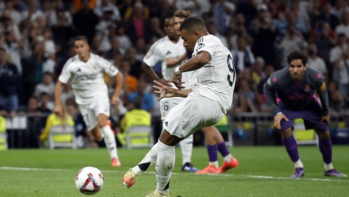 Soccer Football - LaLiga - Real Madrid v Espanyol - Santiago Bernabeu, Madrid, Spain - September 21, 2024 Real Madrids Kylian Mbappe scores their fourth goal from the penalty spot REUTERS/Juan Medina