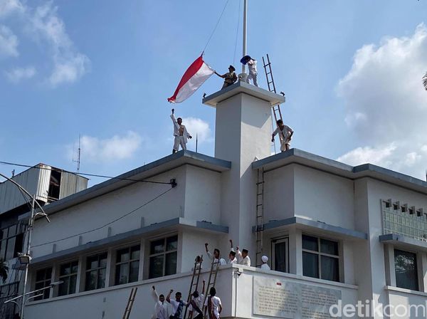 Teatrikal Peristiwa Perobekan Bendera Belanda di Surabaya