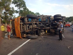 Dump Truk Terguling di Tol Sidoarjo gegara Sopir Ngantuk