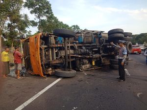 Dump Truk Terguling di Tol Sidoarjo gegara Sopir Ngantuk Dump Truk Terguling di Tol Sidoarjo gegara Sopir Ngantuk