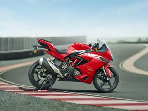Potret TVS Apache RR 310 Terbaru yang Dapat Seabrek Fitur Moge Potret TVS Apache RR 310 Terbaru yang Dapat Seabrek Fitur Moge