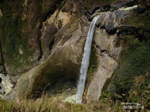 Terkagum-kagum dengan Air Terjun yang Begitu Indah di Jalur Torean Itu