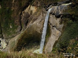Terkagum-kagum dengan Air Terjun yang Begitu Indah di Jalur Torean Itu