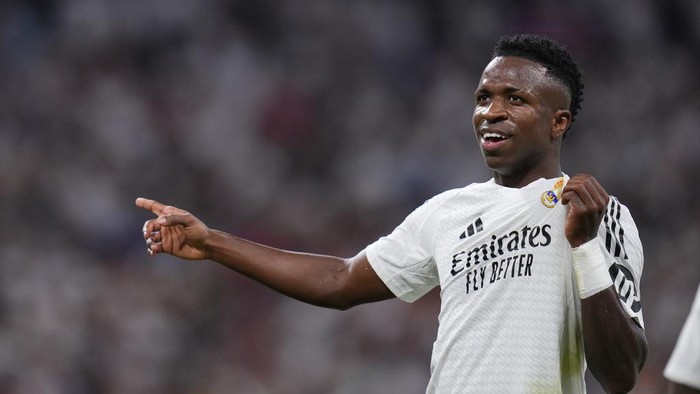 Real Madrids Vinicius Junior, left, celebrates after he scored his teams third goal against Espanyol during a Spanish La Liga soccer match at Santiago Bernabeu stadium in Madrid, Spain, Saturday, Sept. 21, 2024. (AP Photo/Manu Fernandez)
