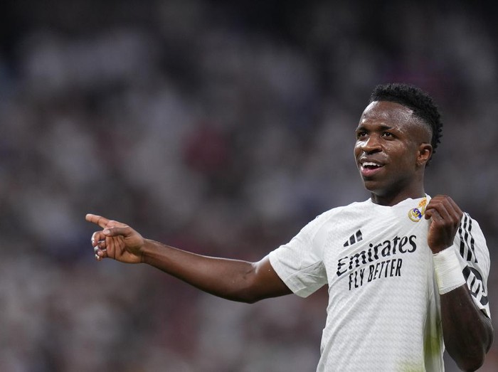 Real Madrid's Vinicius Junior, left, celebrates after he scored his team's third goal against Espanyol during a Spanish La Liga soccer match at Santiago Bernabeu stadium in Madrid, Spain, Saturday, Sept. 21, 2024. (AP Photo/Manu Fernandez)