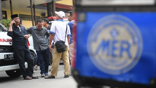 Keluarga Korban Tenggelam di Kali Bekasi Datangi RS Polri