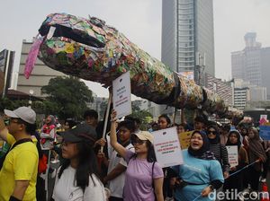 Wow! Ada Ular Sampah Raksasa di Jakarta
