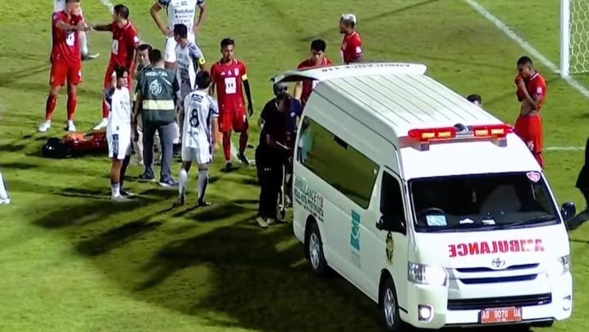 Foto: Yance Sayuri dilarikan ke RS saat pertandingan Malut United Vs Bali United dalam laga Liga 1 2024/2025. (Dok. Istimewa/Tangkapan Layar)