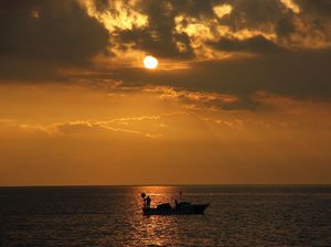 4 Wisatawan Terombang Ambing Selama Empat Hari di Lautan Akibat Kapal Rusak 4 Wisatawan Terombang Ambing Selama Empat Hari di Lautan Akibat Kapal Rusak