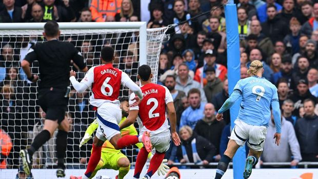  Erling Haaland of Manchester City scores his team's first goal during the Premier League match between Manchester City FC and Arsenal FC at Etihad Stadium on September 22, 2024 in Manchester, England. (Photo by Michael Regan/Getty Images)