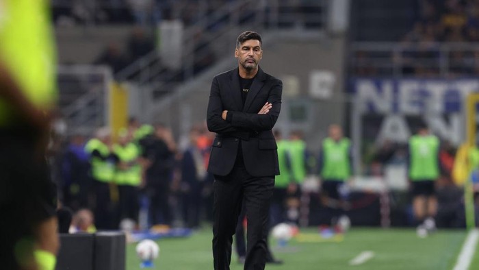 MILAN, ITALY - SEPTEMBER 22:  Head coach  of AC Milan Paulo Fonseca reacts during the Serie A match between Inter and Milan at Stadio Giuseppe Meazza on September 22, 2024 in Milan, Italy. (Photo by Claudio Villa/AC Milan via Getty Images)