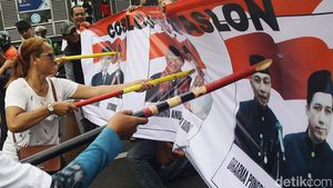 Massa Demo KPU Jakarta, Gelar Aksi Coblos Tiga Paslon
