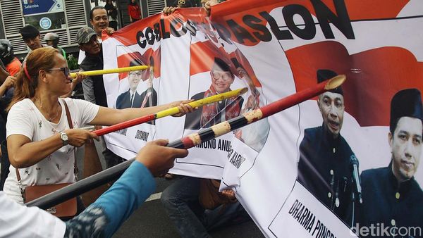 Massa Demo KPU Jakarta, Gelar Aksi Coblos Tiga Paslon