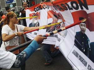 Massa Demo KPU Jakarta, Gelar Aksi Coblos Tiga Paslon