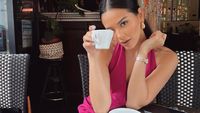 Gaya Cantik Alyssa Daguise saat Ngopi dan Makan Es Krim  di Paris