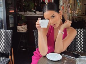 Gaya Cantik Alyssa Daguise saat Ngopi dan Makan Es Krim  di Paris