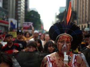 Anggota Suku di Brasil Protes Krisis Iklim