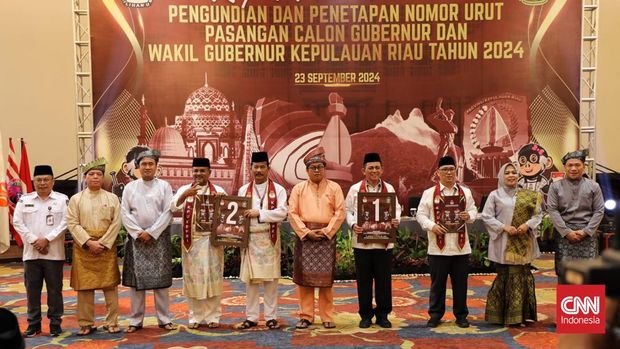 Paslon Pilgub di Pilkada Kepri 2024, selesai melakukan pencabutan nomor urut yang digelar KPU Provinsi Kepri di Aston Trans Convention Centre, Tanjungpinang, Senin (23/9).