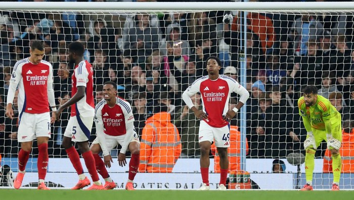 MANCHESTER, ENGLAND - SEPTEMBER 22: Gabriel, Myles Lewis-Skelly and David Raya of Arsenal look dejected following the Premier League match between Manchester City FC and Arsenal FC at Etihad Stadium on September 22, 2024 in Manchester, England. (Photo by Carl Recine/Getty Images)
