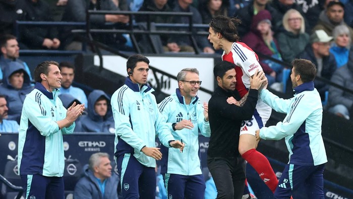MANCHESTER, ENGLAND - SEPTEMBER 22: Riccardo Calafiori of Arsenal celebrates scoring his teams first goal with Mikel Arteta, Manager of Arsenal during the Premier League match between Manchester City FC and Arsenal FC at Etihad Stadium on September 22, 2024 in Manchester, England. (Photo by Carl Recine/Getty Images)