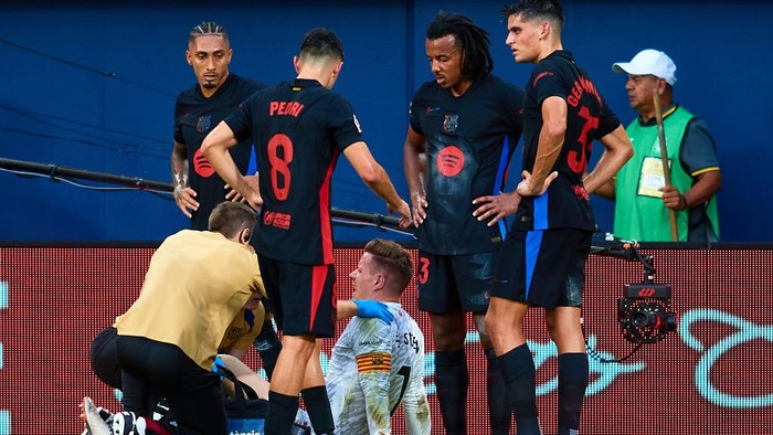 VILLARREAL, SPAIN - SEPTEMBER 22: Marc-Andre Ter Stegen of Barcelona lies injured on the pitch during the LaLiga match between Villarreal CF and FC Barcelona  at Estadio de la Ceramica on September 22, 2024 in Villarreal, Spain. (Photo by Omar Arnau/Quality Sport Images/Getty Images)