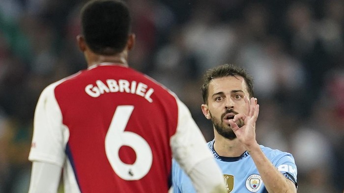 Manchester Citys Bernardo Silva gestures at Arsenals Gabriel during the English Premier League soccer match between Manchester City and Arsenal at the Etihad stadium in Manchester, England, Sunday, Sept. 22, 2024. (AP Photo/Dave Thompson)