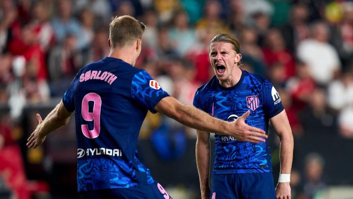 MADRID, SPAIN - SEPTEMBER 22: Conor Gallagher of Atletico de Madrid celebrates his team first goal during the LaLiga match between Rayo Vallecano and Atletico de Madrid  at Estadio de Vallecas on September 22, 2024 in Madrid, Spain. (Photo by Diego Souto/Getty Images)