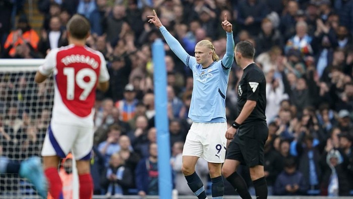 Manchester Citys Erling Haaland, center, celebrates after scoring his sides opening goal during the English Premier League soccer match between Manchester City and Arsenal at the Etihad stadium in Manchester, England, Sunday, Sept. 22, 2024. (AP Photo/Dave Thompson)