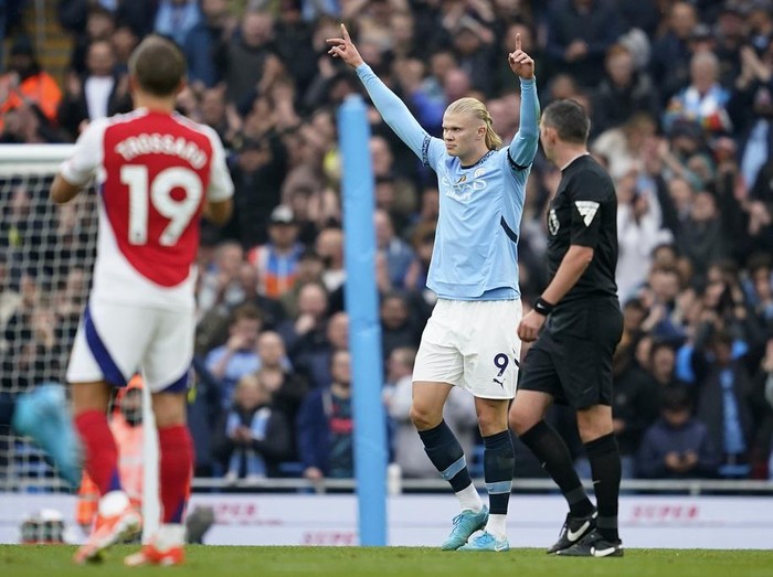 Manchester City's Erling Haaland, center, celebrates after scoring his side's opening goal during the English Premier League soccer match between Manchester City and Arsenal at the Etihad stadium in Manchester, England, Sunday, Sept. 22, 2024. (AP Photo/Dave Thompson)