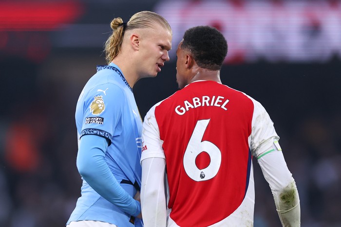 MANCHESTER, ENGLAND - SEPTEMBER 22:  Gabriel Magalhaes of Arsenal and Erling Haaland of Manchester City square up to each other during the Premier League match between Manchester City FC and Arsenal FC at Etihad Stadium on September 22, 2024 in Manchester, England. (Photo by Robbie Jay Barratt - AMA/Getty Images)