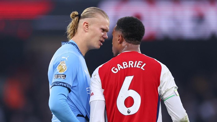  Gabriel Magalhaes of Arsenal and Erling Haaland of Manchester City square up to each other during the Premier League match between Manchester City FC and Arsenal FC at Etihad Stadium on September 22, 2024 in Manchester, England. (Photo by Robbie Jay Barratt - AMA/Getty Images)