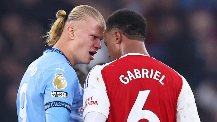 MANCHESTER, ENGLAND - SEPTEMBER 22:  Gabriel Magalhaes of Arsenal and Erling Haaland of Manchester City square up to each other during the Premier League match between Manchester City FC and Arsenal FC at Etihad Stadium on September 22, 2024 in Manchester, England. (Photo by Robbie Jay Barratt - AMA/Getty Images)