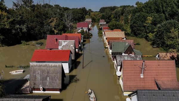 Foto Udara Rumah-rumah di Hungaria Masih Terendam Banjir